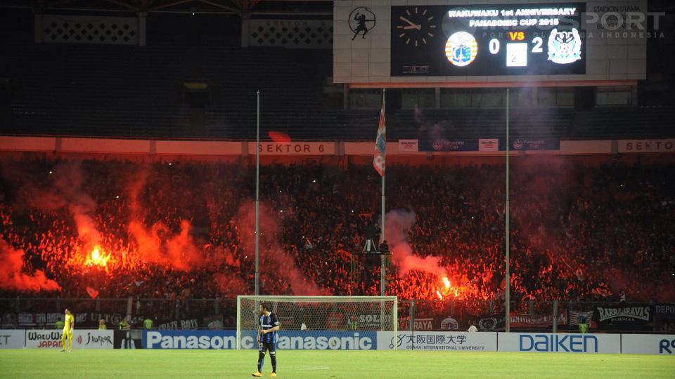 Pendukung Persija membakar flare pada saat Gamba Osaka unggul 2-0.